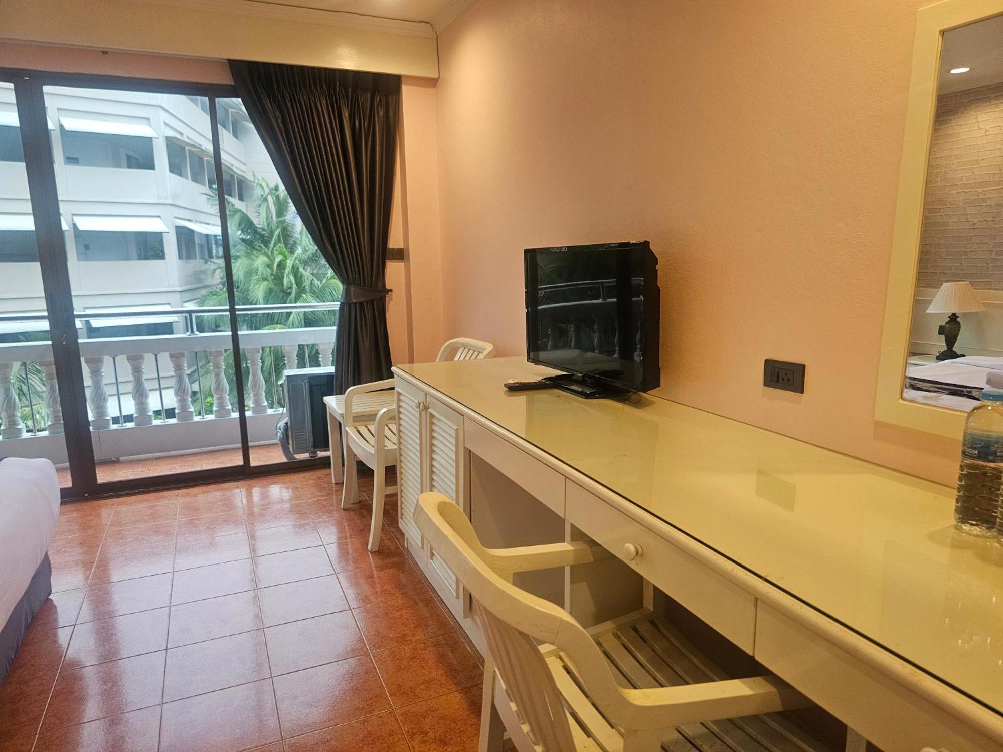 Patong Central Residence And Apartment Exterior photo